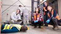 SOKO Potsdam – Pauline Hobrecht (Agnes Decker, 3.v.r.) und Tamara Meurer (Anja Pahl, r.) sind am Tatort in einer Lagerhalle. Thomas Brandner (Yung Ngo, l.) ist dabei die Spuren zu sichern. Die für die Sicherheit zuständige Mitarbeiterin Gina Gewitz (Marie Rosa Tietjen, 2.v.r.) kannte den Toten.