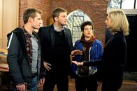 Rote Rosen – ARD ROTE ROSEN FOLGE 1455 Uhr im ERSTEN. Sönke (Bo Hansen, 2.v.l. mit Alexandra Horn, 2.v.r.) nimmt Robin (Niklas Osterloh, l.) in Schutz, als Claudia (Mignon Remé, r.) ihn beschuldigt, ihre Übersetzung zerstört zu haben.