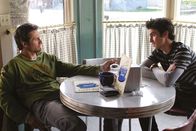 Gilmore Girls – Jimmy (Rob Estes, l.) taucht plötzlich in Stars Hollow auf und möchte seinen Sohn Jess (Milo Ventimiglia, r.) sehen. Unterdessen hoffen Lorelai und Sookie nach dem Tod von Fran Weston darauf, ihren Traum vom Hotel doch noch in die Tat umsetzen zu können ...