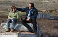 The Humanity Bureau – L-R: Lucas Weller (Jakob Davies) und Noah Kross (Nicolas Cage)