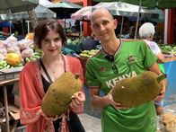 Verrückt nach Meer – Auf dem Markt von Mahé erfahren Küchenchef Patrick Müller und Praktikantin Theresa mehr über lokale Spezialitäten und probieren eine Jackfruit.