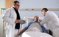 In aller Freundschaft – Die Entzündungsparameter bei Wolfgang Stöcker (Peter Rührung, mi.) sind weiter gestiegen. Dr. Kaminski (Udo Schenk, re.) und Hans-Peter Brenner (Michael Trischan, li.) müssen ihn nun operieren. Wolfgang hat Angst, doch Dr. Kaminski versichert ihm, dass er alles tun wird. Doch tatsächlich besteht in seltenen Fällen das Risiko von Inkontinenz oder dauerhafter Impotenz.