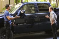 Hawaii Five-0 – Steve (Alex O'Loughlin, l.) und Danny (Scott Caan, r.) haben es mit einer Leiche in einem brennenden Zuckerrohrfeld zu tun. Gemeinsam versuchen sie alles, um den Täter zu fassen ...