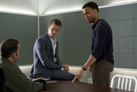 Common Law – Travis (Michael Ealy, r.) und Wes (Warren Kole, M.) ermitteln in einem neuen Fall und vermuten, dass Carlos Perez (Luis Antonio Ramos, l.) etwas damit zu tun haben. Doch werden sich Recht behalten?