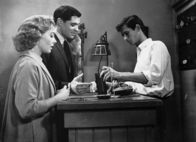Psycho – Nach Marions Verschwinden fahren Sam Loomis (John Gavin, M.) und Lila Crane (Vera Miles, l.) selbst zu Normans (Anthony Perkins, r.) Motel, wo sie sich inkognito einmieten ?