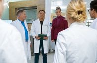 In aller Freundschaft – Nach einer Gasexplosion in einer Rehaklinik ist die Sachsenklinik in einer Ausnahmesituation. Klinikleiter Dr. Martin Stein (Bernhard Bettermann, mi.) und Sarah Marquardt (Alexa Maria Surholt, mi. re.) stellen den normalen Regelbetrieb der Klinik auf Notfallmaßnahmen um. Dr. Ina Schulte (Isabell Gerschke, re.) soll die Leitung des Sichtungsbereichs übernehmen, unterstützt von Dr. Roland Heilmann (Thomas Rühmann, li.).