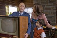 Der kleine Nick – Nicks (Maxime Godart) Papa (Kad Merad) beglückt die Mama (Valérie Lemercier) mit einem Fernsehapparat.