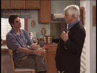 Diagnose: Mord – Mark (Dick Van Dyke, r.) fühlt dem Liebhaber der Witwe des Ermordeten auf den Zahn. Denn möglicherweise war diese Affäre das Motiv für den Mord.