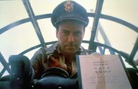Catch 22 - Der böse Trick – Joe Yossarian (Alan Arkin) verbringt seine militärische Dienstzeit im Zweiten Weltkrieg auf der Mittelmeerinsel Pianosa. Dort herrschen wahrlich menschenfeindliche Zustände. Der junge Soldat will seinem Schicksal nur zu gern entfliehen, aber der einzige Weg, um von den Kampfeinsätzen freigestellt zu werden, ist ein schriftlicher Antrag, in dem man sich für verrückt erklärt ...