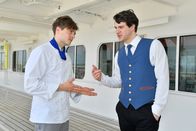 Das Traumschiff – Die Freunde Philipp (Franz Schönberger, l.) und Dennis (Björn Ingmar Böske, r.) können es nicht glauben, dass Laura mit ihnen ein doppeltes Spiel spielt.
