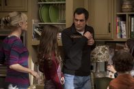 Modern Family – l-r: Claire Dunphy (Julie Bowen), Haley Dunphy (Sarah Hyland), Phil Dunphy (Ty Burrell)