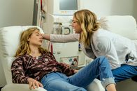 Atlanta Medical – Atlanta Medical Staffel 2 Folge 22 Sie betreut ihre Schwester: Julianna Guill als Jessie Nevin, Emily VanCamp als Nicolette “Nic” Nevin. Copyright: SRF/Twentieth Century Fox Film Corporation