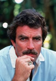 Magnum – Thomas Sullivan Magnum (Tom Selleck) lebt auf Oahu, Hawaii, auf einem ansehnlichen Grundstück am Calagua Drive im Gästehaus des berühmten Schriftstellers Robin Masters.