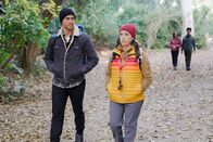 Call Me Kat – (v.l.n.r.) Max (Cheyenne Jackson); Kat (Mayim Bialik); Randi (Kyla Pratt); Carter (Julian Gant)