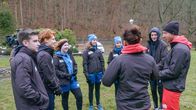 RUN4U - Winteredition! - #lauf – Lars (1.v.r.) und Heidi (3.v.r.) stimmen Henri, Maddox, Zoe, Tove, Vanessa und Esra mit einem Fitness-Check auf die kommenden Tage ein.