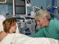 In aller Freundschaft – Vater sein dagegen sehr, Regie: Mathias Luther Uhr im Ersten. Ruth Zarenthin (Marita Böhme, re.), die Großmutter von Fraukes Sohn und Mutter ihres Ex-Freundes, hilft Frauke Winkler (Fiona Coors, li.) wo sie nur kann.