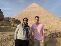 Der Fall Tutanchamun – Archäologin Raksha Dave und Historiker Dan Snow vor der Chephren-Pyramide.