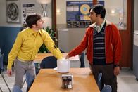 The Big Bang Theory – Howard (Simon Helberg, l.) und Raj (Kunal Nayyar, r.) haben Streit - sie sind sich uneinig, wer im Falle eines radioaktiven Unfalls zum Superhelden und wer zu dessen Gehilfen werden würde. Eine Reihe von Mutproben soll den beiden Aufschluss geben ...