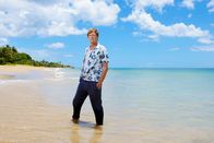 Death in Paradise – Humphrey (Kris Marshall) hat einen romantischen Urlaub mit Martha geplant, bevor sie wieder zurück nach England muss. Doch ausgerechnet in seinem Hotel wird ein Mordopfer gefunden und er beginnt zu ermitteln.
