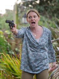 Obsession - Dunkles Verlangen – Vennie points the gun.