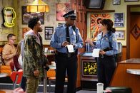 Superior Donuts – Nachdem Franco (Jermaine Fowler, l.) auf dem Weg zur Arbeit ohne Grund von der Polizei durchsucht wurde, wollen James (Darien Sills-Evans, M.) und Randy (Katey Sagal, r.) den Ruf ihrer Kollegen wieder verbessern, indem sie in einer Polizei-Diskussionsrunde das Thema besprechen ...