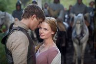 The White Queen – Hat ihre Liebe eine Chance? König Edward IV (Max Irons, l.) und Elizabeth Woodville (Rebecca Ferguson, r.) stammen aus verfeindeten Adelshäusern, was die ganze Sache äußerst kompliziert macht.