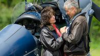 Rosamunde Pilcher: In der Mitte eines Lebens – Ella (Marijam Agischewa) und Richard (Dietrich Adam) erleben stürmische Zeiten.