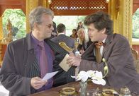 Alpenglühen – Der Gigolo Matteo (Peter Sattmann, links) soll dem Schokoladen-Fabrikanten Bertram Mayrhofer (Fritz Karl) Rosas Pralinenrezept beschaffen.