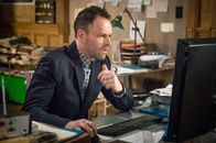 Elementary – Holmes (Jonny Lee Miller) muss herausfinden, warum ein Serienmörder seine Opfer wie ein Vampir in den Hals beißt ...