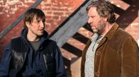 Tatort – Jochen Nowak (Uwe Rohde, r.) bricht es das Herz, seinen Sohn Erik Nowak (Hendrik Heutmann, l.) in einem so schlechten Zustand zu sehen. Gegen den Rat seiner Ärzte hat er seine Burnout-Therapie abgebrochen und sucht nun Unterschlupf auf dem Hof seines Vaters.