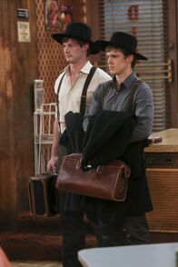 2 Broke Girls – Die beiden naiven, aber auch sehr attraktiven Amish-Jungen Jacob (Jack DePew, l.) und Jebediah (Brandon Jones, r.) sorgen bei Max und Sophie für wahre Glücksgefühle ...