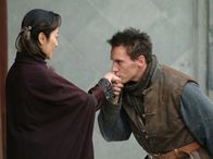 Die Kinder der Seidenstraße – Der britische Reporter George Hogg (Jonathan Rhys Meyers) bedankt sich bei Mrs. Wang (Michelle Yeoh) für ihre selbstlose Hilfe.
