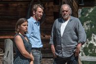 Der Bergdoktor – Ludwig (Christian Kohlund, r.) klärt Hans (Heiko Ruprecht, M.) und Lilli (Ronja Forcher, l.) über den wahren Grund seiner Rückkehr auf. Er ist schwer krank und hat noch höchstens ein Jahr zu leben.