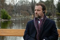 Südpol – Hans Wallentin (Juergen Maurer) hört Bach im Stadtpark.