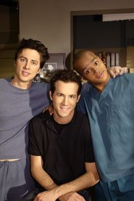 Scrubs - Die Anfänger – Spence (Ryan Reynolds, M.), ein alter College-Kumpel von J.D. (Zach Braff, l.) und Turk (Donald Faison, r) ist in der Stadt und sorgt für jede Menge Trubel ...