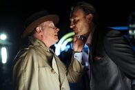 SOKO Wien – Der "Kuckuck" Edi Funke (Peter Faerber, l.) soll Anatol Jenisch (Bernhard Bettermann, r.) verraten, wer den Klimt gestohlen hat.