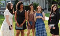 Cool Girls – L-R: Claire (Katie Chang), Sugar (Jazmyn Richardson), Jodi (Victoria Justice), Mindy (Eden Sher) und Virginia (Ashley Rickards)