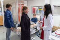 Die Chefin – Die Ärztin Dr. Leyla Sahin (Pegah Ferydoni, r.) bittet Vera Lanz (Katharina Böhm, M.) und Korbinian Kirchner (Jonathan Hutter, l.), das Krankenhaus zu verlassen und die Befragung des Patienten Florian Blanke (Leon Blaschke, 2.v.r.) zu unterlassen.
