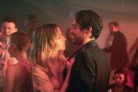 The Perfect Mother – Anya (Eden Ducourant) und Damien (Charles Créhange) feiern ausgelassen in einem Pariser Club.
