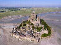 Wunderwerke der Weltgeschichte – Der Klosterberg Mont-Saint-Michel in der französischen Normandie wird auch La Merveille, "das Wunder", genannt.