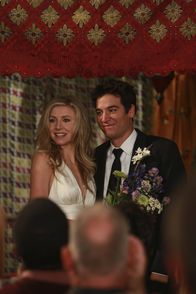 How I Met Your Mother – Stellas (Sarah Chalke, l.) Schwester Nora ist drei Tage vor der Hochzeit der Bräutigam abhanden gekommen, sodass Stella und Ted (Josh Radnor, r.) den Termin übernehmen. Doch wird alles gut gehen?; Stellas (Sarah Chalke, l.) Schwester Nora ist drei Tage vor der Hochzeit der Bräutigam abhanden gekommen, sodass Stella und Ted (Josh Radnor, r.) den Termin übernehmen. Doch wird alles gut gehen?