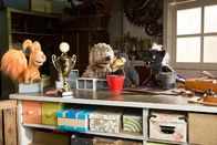 Rudis Rasselbande – Der Wettbewerb kann beginnen! Ist Rudi stark genug, den schweren Eimer anzuheben? (v.l.n.r.: Eichhörnchen Ella (Anna Menzel), Hofhund Buffo (Ulli Voland), Rabe Rudi (Lennart Morgenstern), Fledermaus Vampi (Magda Lena Schlott), Wurm Lotti (Heide Evers).