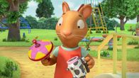 Pip und Posy – Posy hat sich einige Schätze gesichert beim "Spielsachen-Verschenken-Spiel".