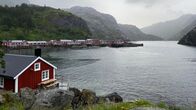 Mittsommer in Norwegen – Malerische Fischerdörfer sind typisch für die Inselgruppe Lofoten.