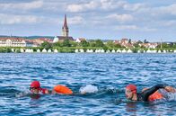 WaPo Bodensee – Paul Schott (Tim Wilde, l.) und Max Behringer (Jan Ruff, r.) beim Freiwasser-Schwimmen im Bodensee.