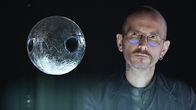 Strangest Things – Der Kriminalbiologe Mark Benecke untersucht eine stecknadelkopfgroße, durchlöcherte Metallkugel, die im Körper eines toten Mannes gefunden wurde.