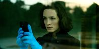 Parfum – Die Profilerin Nadja Simon (Friederike Becht) macht vom Tatort Fotos, dabei werden auch welche gemacht, die von privater Natur sind.