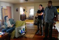 Hawaii Five-0 – Steve (Alex O'Loughlin, M.) und Lou Grover (Chi McBride, r.) sind dazu gezwungen zusammenzuarbeiten, um die Staatssicherheit ihres Landes zu schützen. So werden sie vom Governor Denning dazu angehalten, sich einen jungen Computer-Hacker (Nick Jonas, l.) vorzunehmen ...
