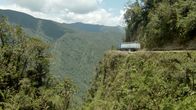 World's most Extreme – Die Yungas-Straße in Bolivien gilt als die gefährlichste Straße der Welt, denn hier gab es bisher so viele Todesunglücke wie nirgendwo sonst auf der Welt. Aus diesem Grund ist sie auch als die "Todesstraße" bekannt.