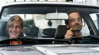 Tatort – Drehpause im Filmauto: Anna Schudt und Jörg Hartmann (mit Ventilator) bei den Dreharbeiten im Sommer 2020.